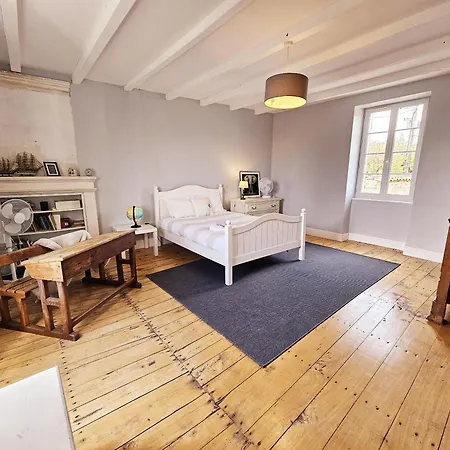 Semesterbostad La Spacieuse Maison Des Miots Saint-Simeux